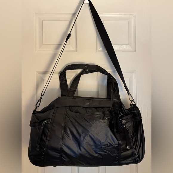 Nike Women’s Gym Duffle Bag Black EUC Convertible Multisport - Picture 1 of 9